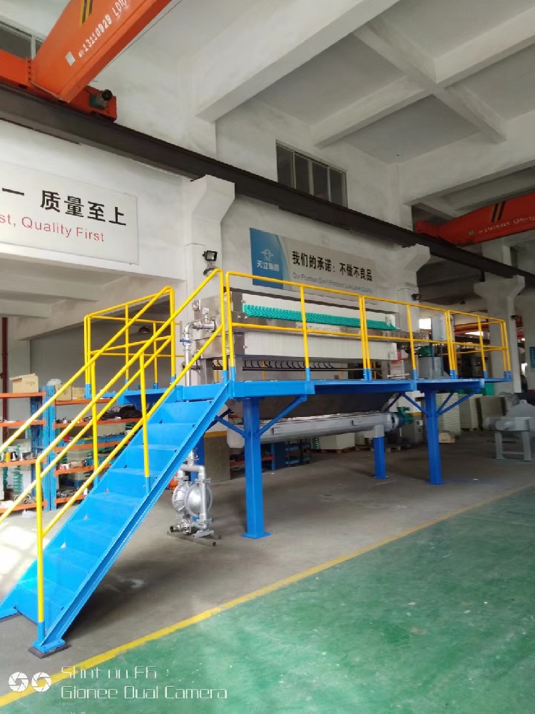 美國(guó)客戶(hù)的高壓隔膜壓濾機(jī)和操作平臺(tái)